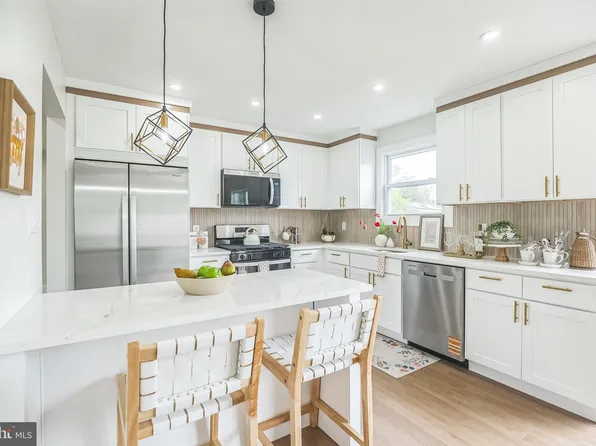 4 Donna Marie Ct, Sicklerville, NJ 08081