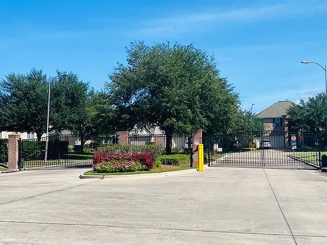 2811 Cresthollow Ln — Photo 3