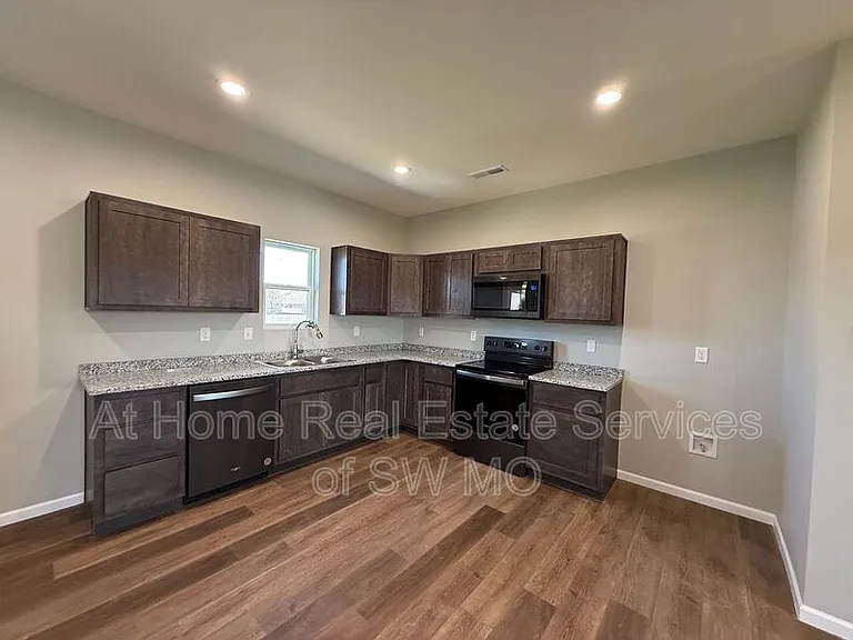199 W Oaklawn St — Photo 4