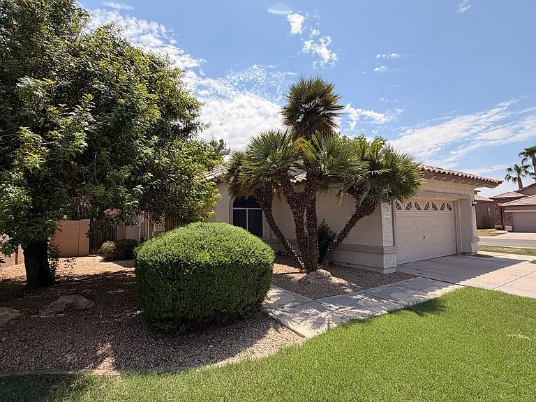 2471 W Hemlock Way — Photo 3