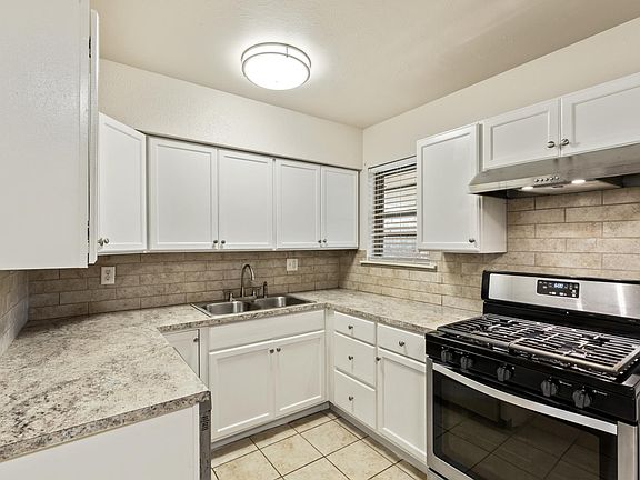3rd image of 809 Helen Dr