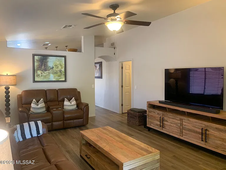 2514 E Petroglyph Ln — Photo 6