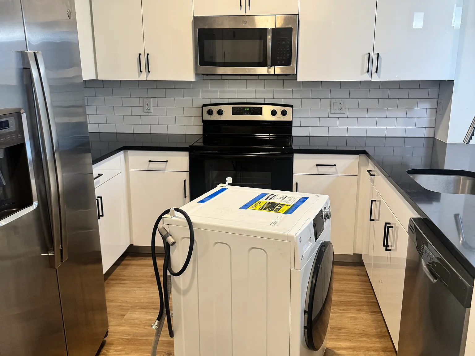 1 bed, 770 sqft, $2,400 — Photo 3