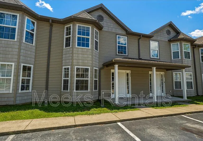 Ariel Pointe Townhomes — Photo 2