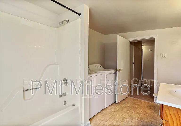 118 S Locust St — Photo 8
