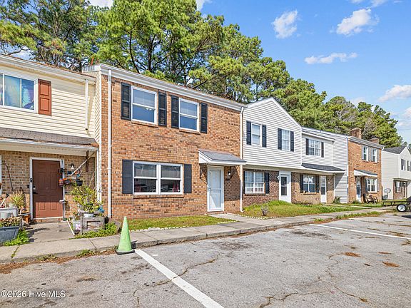 3rd image of 416 Myrtlewood Circle