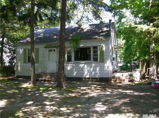 9 Cheemaun Trl, Ridge, NY 11961