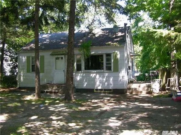 9 Cheemaun Trl, Ridge, NY 11961