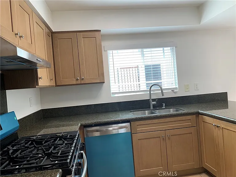 10221 White Oak Ave #1 — Photo 4