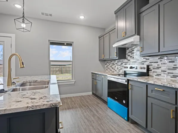 310 E 16th St, Wolfforth, TX 79382