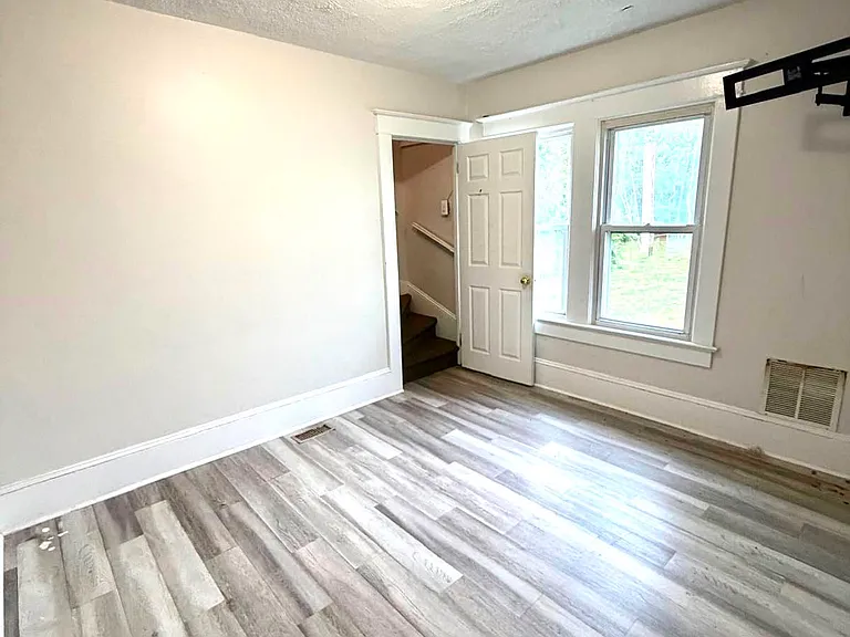 409 Dover Rd — Photo 13