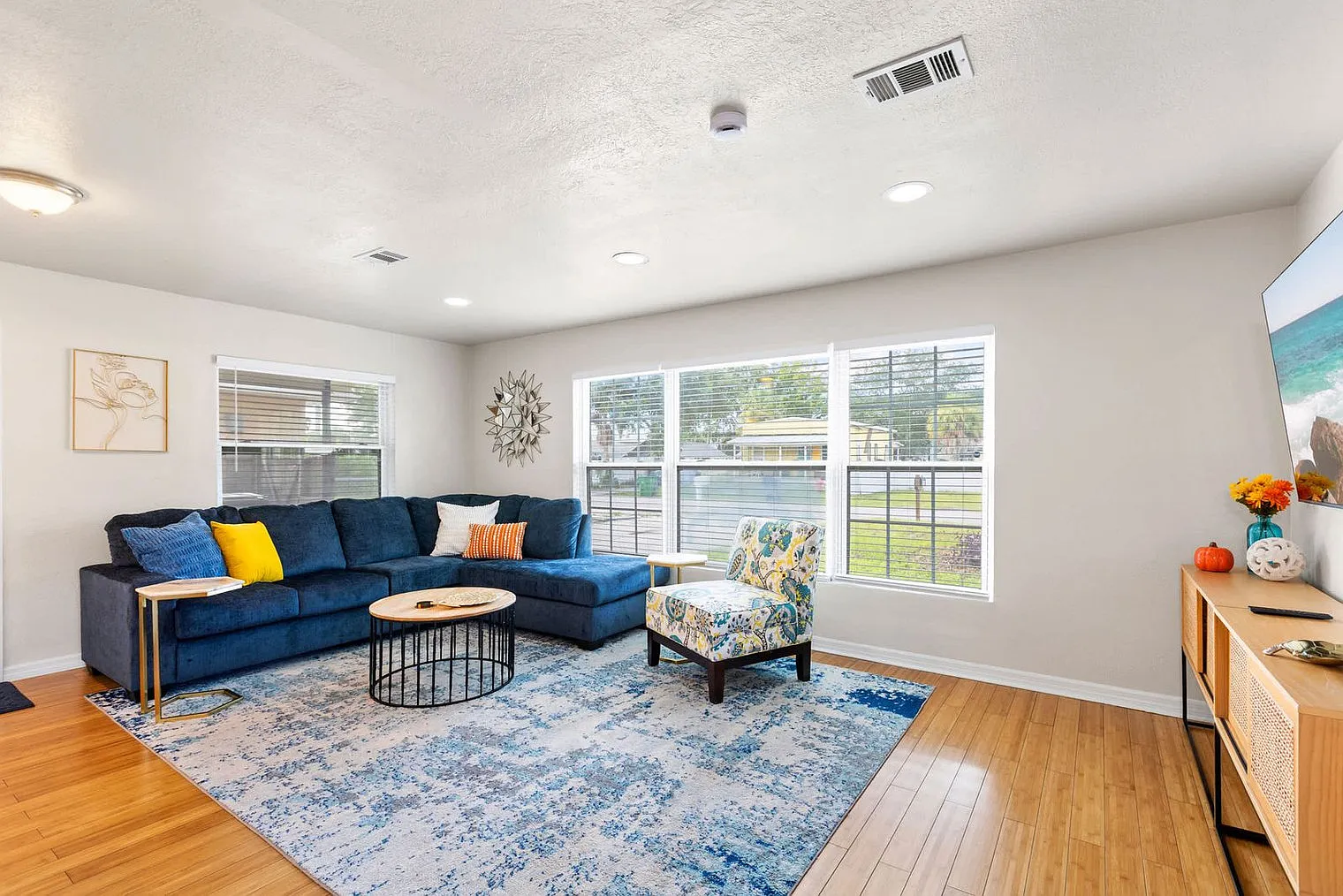 3 bed, 2.0 bath, 1227 sqft, $4,325 — Photo 2