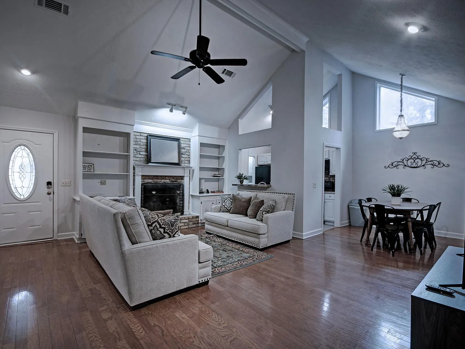 2 bed, 1699 sqft, $3,900 — Photo 4