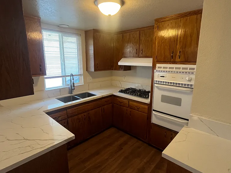 1961 Evergreen St #1965 — Photo 4