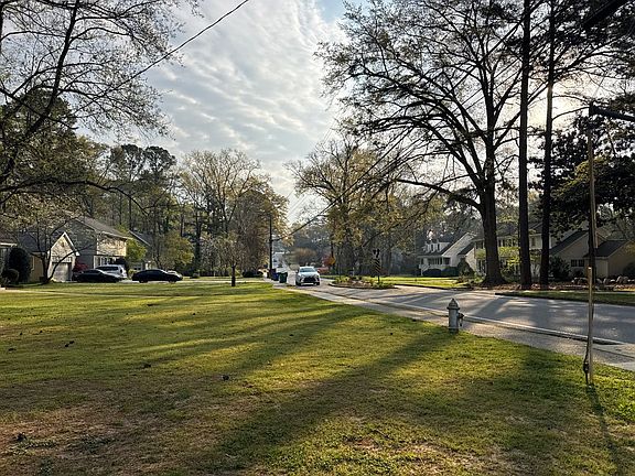4th image of 1222 W Nancy Creek Dr NE