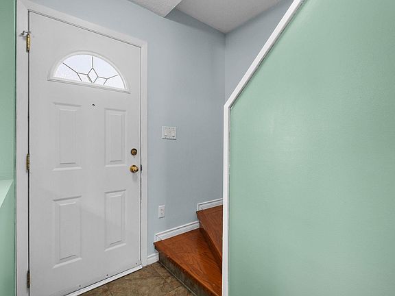 5th image of 152 Woodstock NW