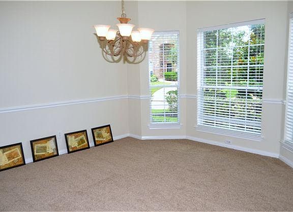 12x10 Dining room with lots of windows, overlooks the front lawn.