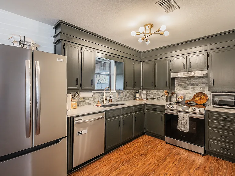 302 W Hale Ave — Photo 2