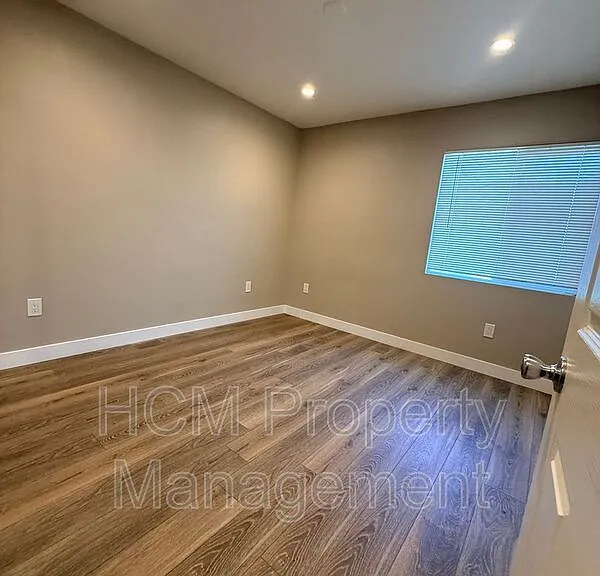874 N Orange St — Photo 11