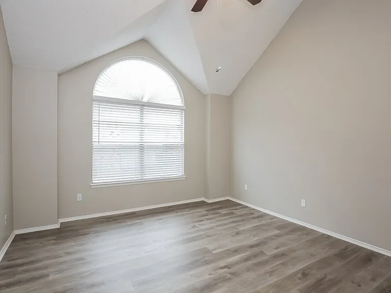 2124 Creek Royal Dr — Photo 9