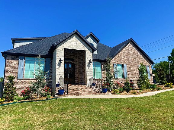 3rd image of 2902 N Chapel View Dr