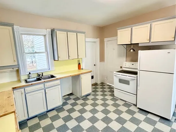 128 Gill St Room 1, Fredericton, NB E3A 3A6