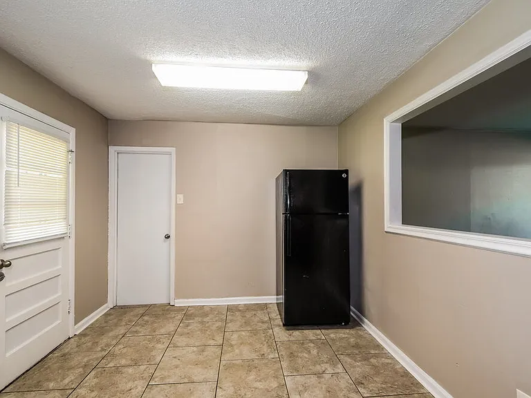 933 Lebon Dr — Photo 6