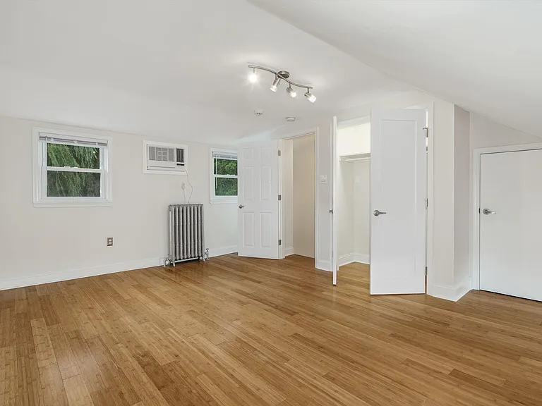 Bedroom 3 (third floor)