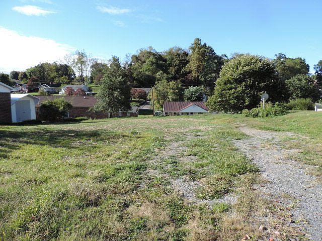 2nd image of 332 Spurgeon Ln
