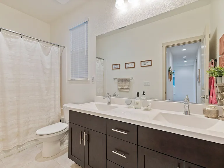 2651 Mulholland Dr — Photo 17
