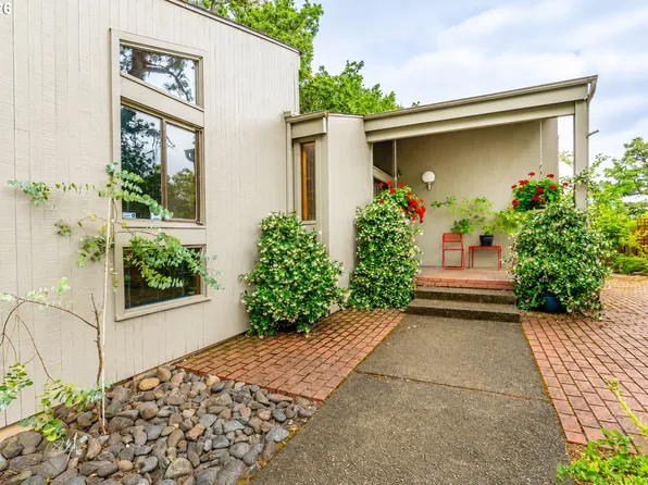 1172 SE Hawthorne Dr, Roseburg, OR 97470
