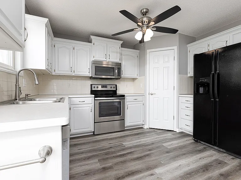 11246 N Madison Ave — Photo 9
