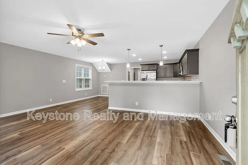 3 bed, 2.5 bath, 1629 sqft, $1,595 — Photo 2