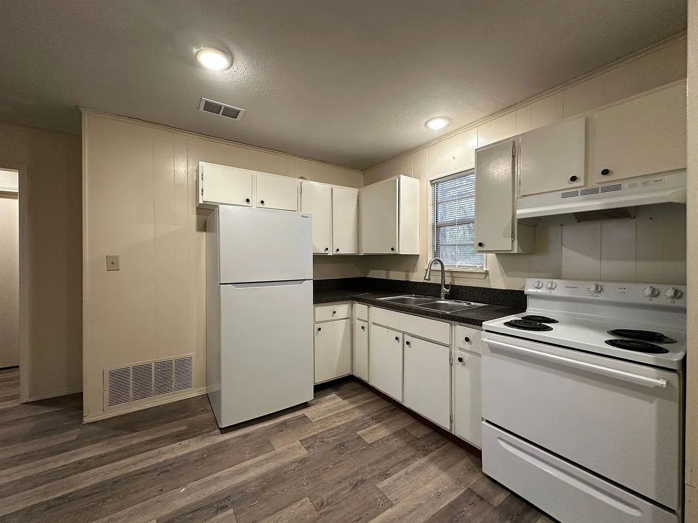 Charming Duplex Living: Cozy 2 Bed, 1 Bath with a Carport - Lawn Care Provided/Water Paid! — Photo 3
