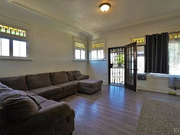 4th image of 2429 Park St