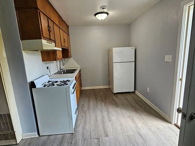 1811 Hall St — Photo 2