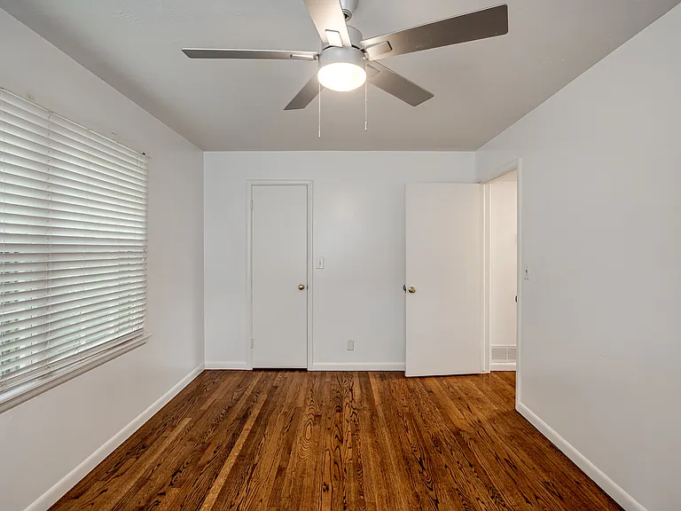 4620 N Harvey Pkwy — Photo 30
