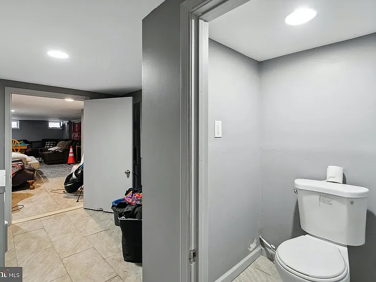 1612 Fontain St — Photo 2