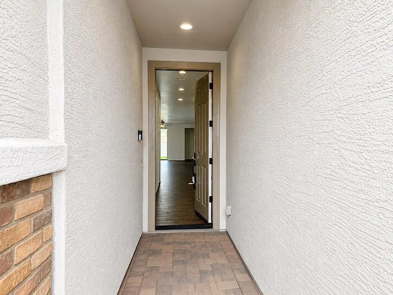 12480 N 174th Ln — Photo 2