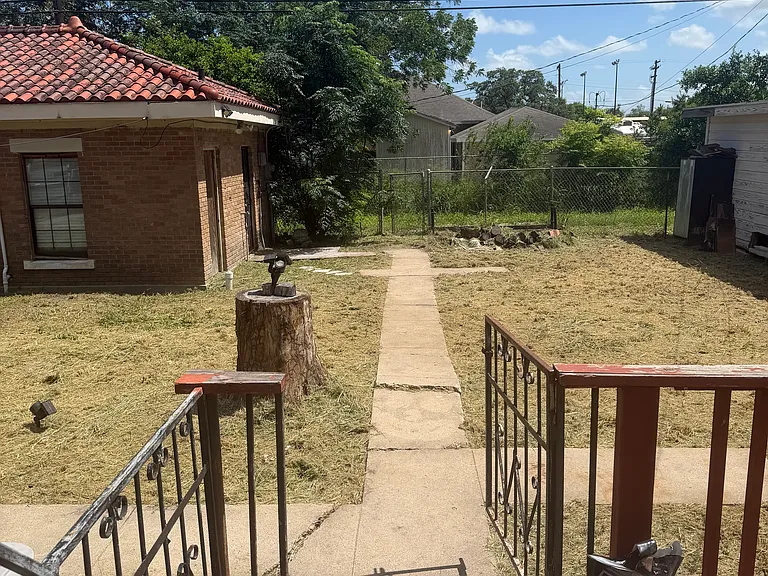 208 E Ligustrum Blvd — Photo 19