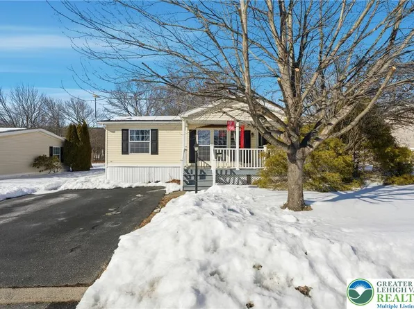 4234 Independence Ln, Walnutport, PA 18088