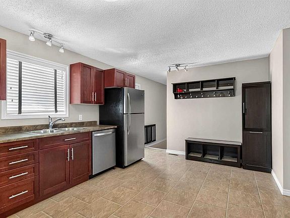 4th image of 177 NW Leigh Cres