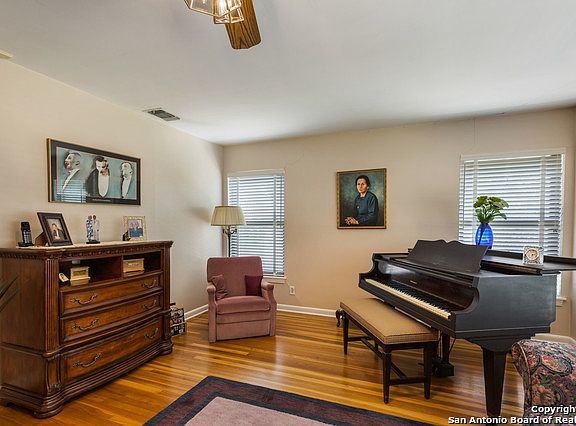 4th image of 126 Beverly Dr