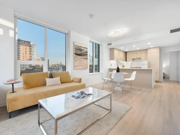 823 Carnarvon St #1005, New Westminster, BC V3M 0N5