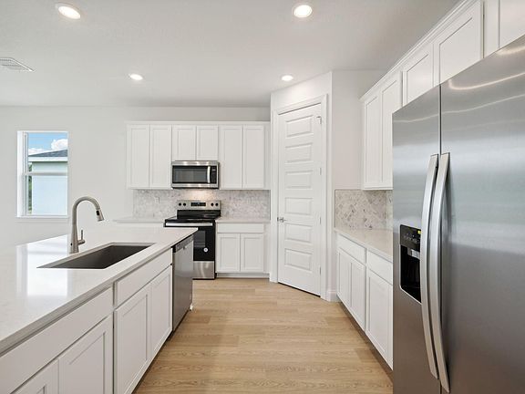 4th image of 9050 Dahlia Circle