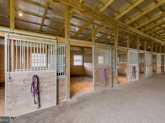 Stalls with matt and fans electric  thru out