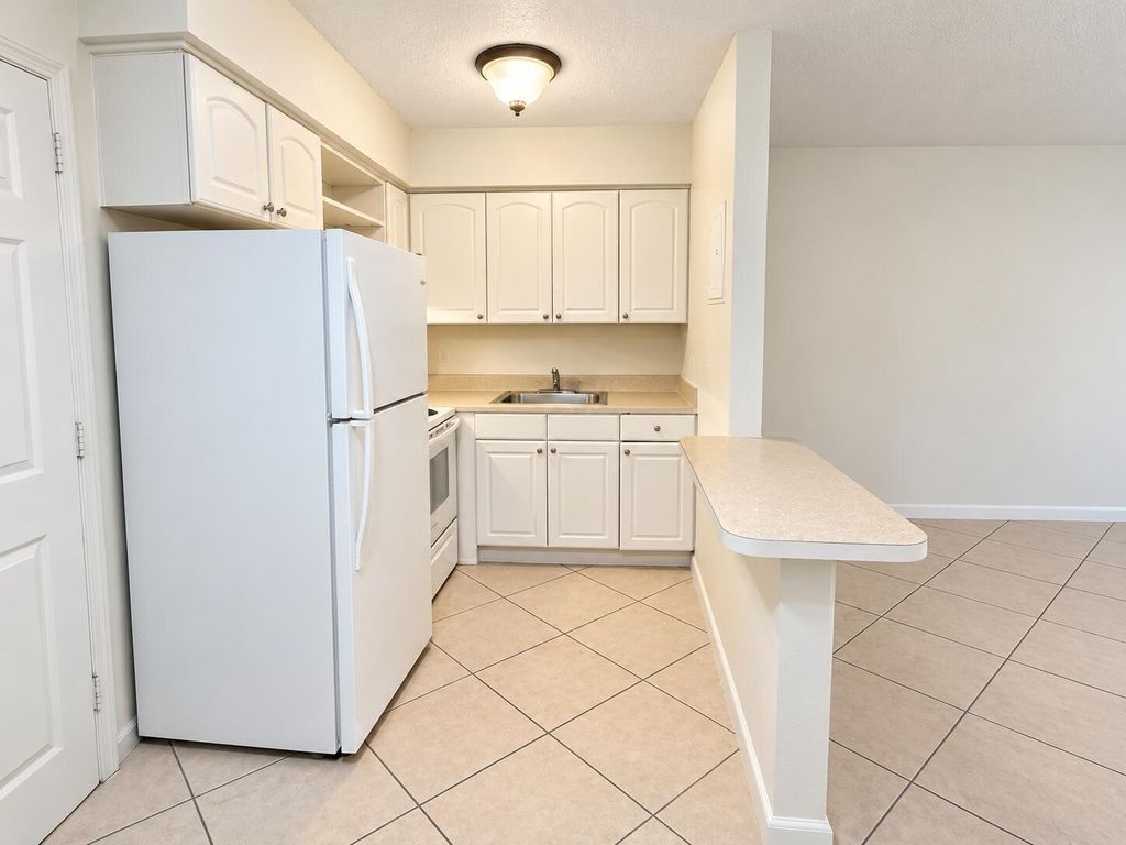 1960 NE 48th St APT 11, photo 2