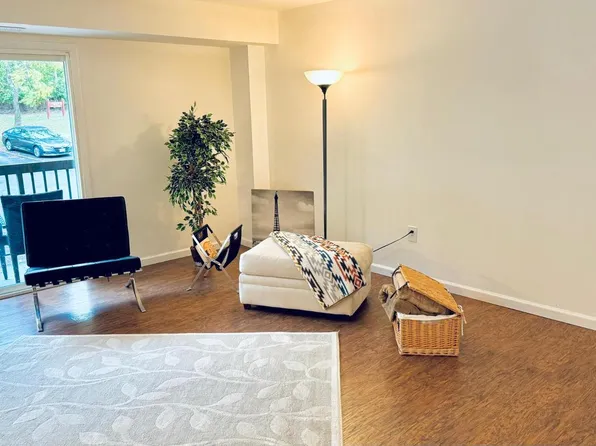 3222 S 28th St APT 304, Alexandria, VA 22302