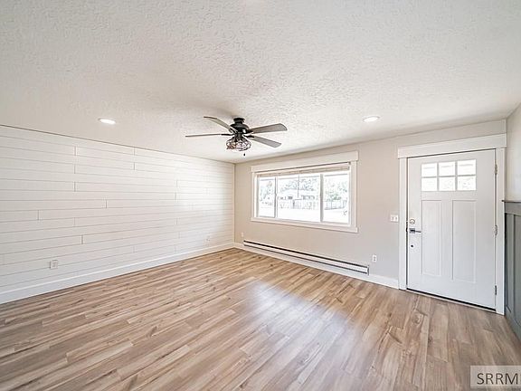 4th image of 300 N Farnsworth Dr
