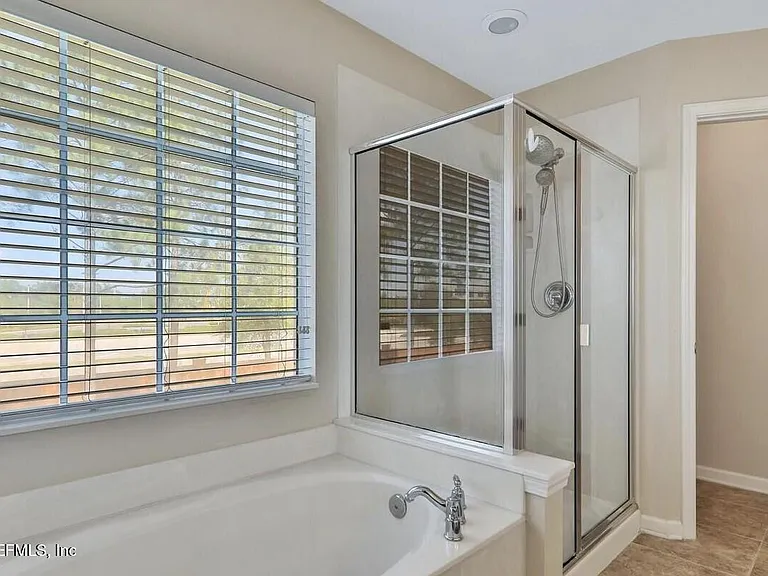 11225 N Castlemain Cir — Photo 21